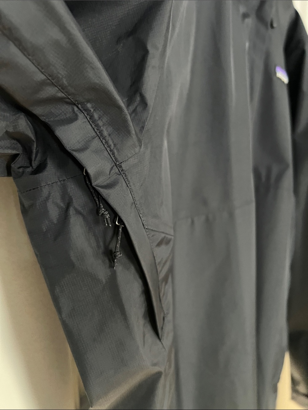 Patagonia Men’s Black Hooded Waterproof Rain Jacket - Picture 4 of 7